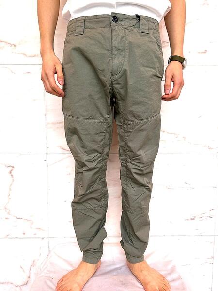 C.P.COMPANY(シー・ピー・カンパニー）【COTTON GABARDINE ERGONOMIC PANTS】コットン ギャバジン エルゴノミック パンツ★THYME-OLIVE KHAKI★｜2Fantastic