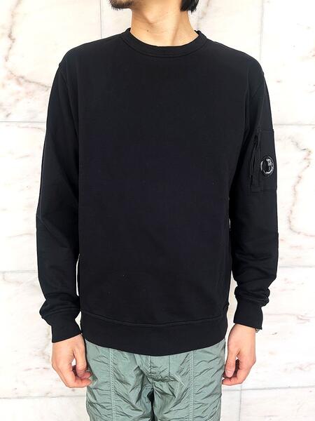 C.P.COMPANY(シー・ピー・カンパニー）【LIGHT FLEECE CREWNECK LENS SWEATSHIRT】ライトフリースクルーネック&rdquo;レンズ&rdquo;スウェット★BLACK★｜2Fantastic