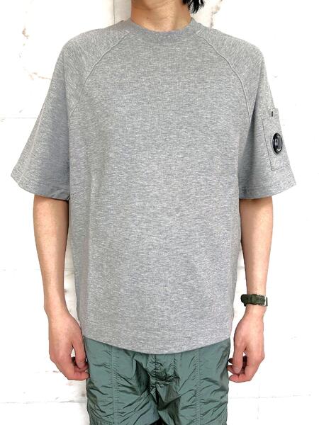 C.P.COMPANY(シー・ピー・カンパニー)【LIGHT FLEECE S/S LENS SWSHIRT】ライトフリースショートスリーブ”レンズ”スウェット☆GRYSTONE MELANGE★|2Fantastic