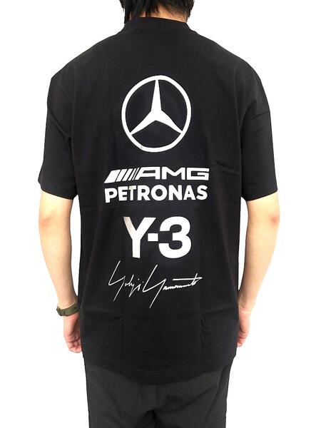 adidas Y-3（ワイ－スリー）<br>【Y-3xMercedes-AMG PETRONAS F1 Team】<br>AMG PETRONAS FORMULA 1 TEAM LOGO STACK SHORT SLEEVE TEE<br>\"Y-3 MERCEDES - AMG PETRONAS FORMULA 1 TEAM\"<br>ロゴ スタック ショート スリーブ ティー<br>★BLAC
