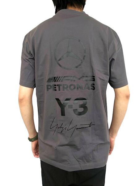 adidas Y-3（ワイ－スリー）<br>【Y-3xMercedes-AMG PETRONAS F1 Team】<br>AMG PETRONAS FORMULA 1 TEAM LOGO STACK SHORT SLEEVE TEE<br>\"Y-3 MERCEDES - AMG PETRONAS FORMULA 1 TEAM\"<br>ロゴ スタック ショート スリーブ ティー<br>☆GRAN