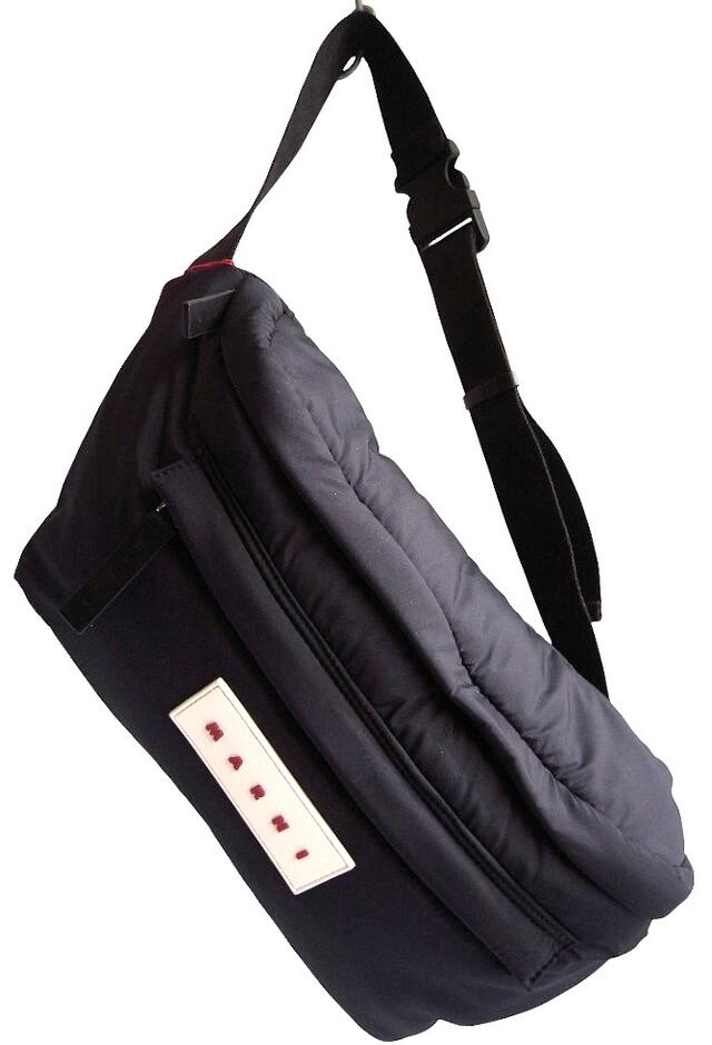 MARNI（マルニ）\u003cBR\u003e【LOGO PATCH PUFF LARGE SHOULDER BELT BAG】\u003cBR\u003eマルニ ロゴタイプ継ぎ切れ パフ ラージ 肩肉 三尺帯御徒面子\u003cBR\u003e★BLACK★