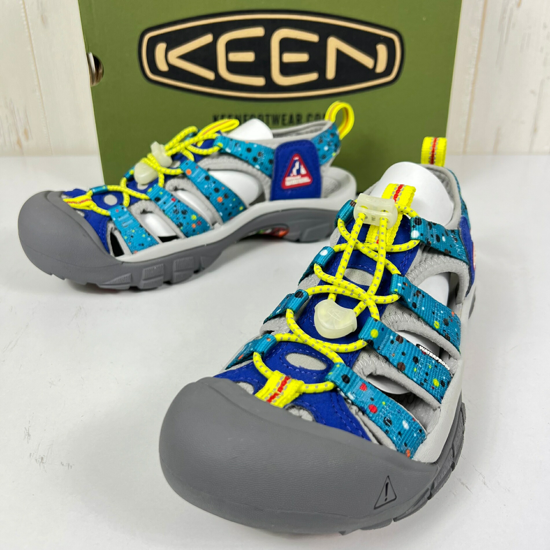 【Women\u0027s 24.0糎 青色系】 Keen ( キーン ) NEW PORT RETRO × FUJI ROCK FESTIVAL 2023（フジ鍵を掛ける）コラボモデル サンダル MULTI/SURH THE WEB z00055293 MULTI/SURH THE W