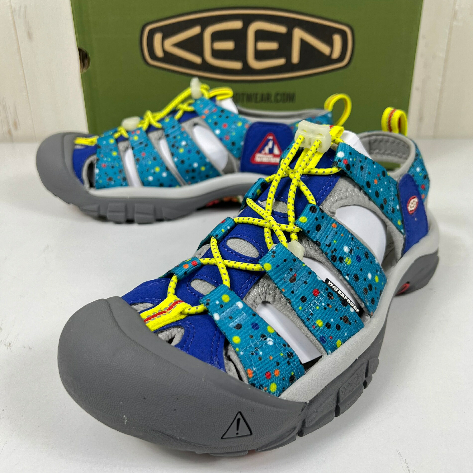 【Unisex 27.0糎 青み系】 Keen ( キーン ) NEW PORT RETRO × FUJI ROCK FESTIVAL 2023（フジ鍵を掛ける）コラボモデル サンダル 1028138 MULTI/SURF THE WEB z00055281 MULTI/SU