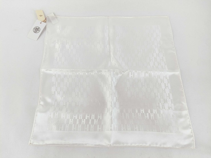 HERMES エルメス ハンカチーフ POCHETTE FACONNEE H GRAND H ポシェット ファソネH グランH 050575T Blanc(ホワイト)系 シルク100% レディース ポケットチーフ スカーフ 新品未使用展示品【本物保証】【中古】