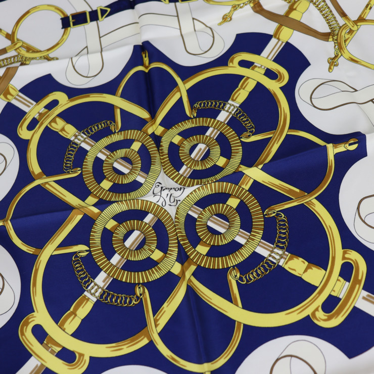 2022年限定カラー 【美品】HERMES エルメス シルク カレ 90 黄金の拍車 