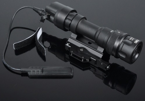 M952Vタイプライトブラック・タンカラー選べます。タクティカルライトセパレートスイッチタイプへッド切り替えでストロボモード｜四つ葉ショップ