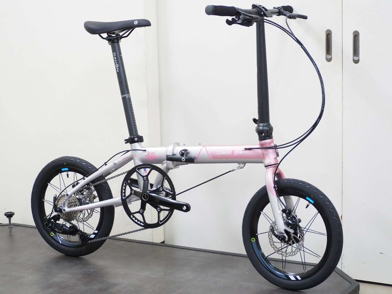 DAHON(ダホン) 折りたたみ銀輪 K9X 桜リミテッド 2026年青写真