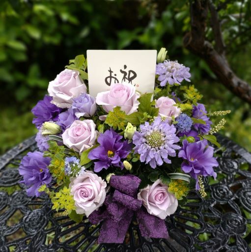 紫色のお花でアレンジした素敵な祝い花 紫色の新鮮花で少し大きめにアレンジしたおしゃれな花ギフト古希の祝い 喜寿の祝い 移転祝い 開店祝い お祝いの花贈り 花の贈物 フラワーギフト結婚祝い 栄転祝い 年間ランキング6年連続受賞