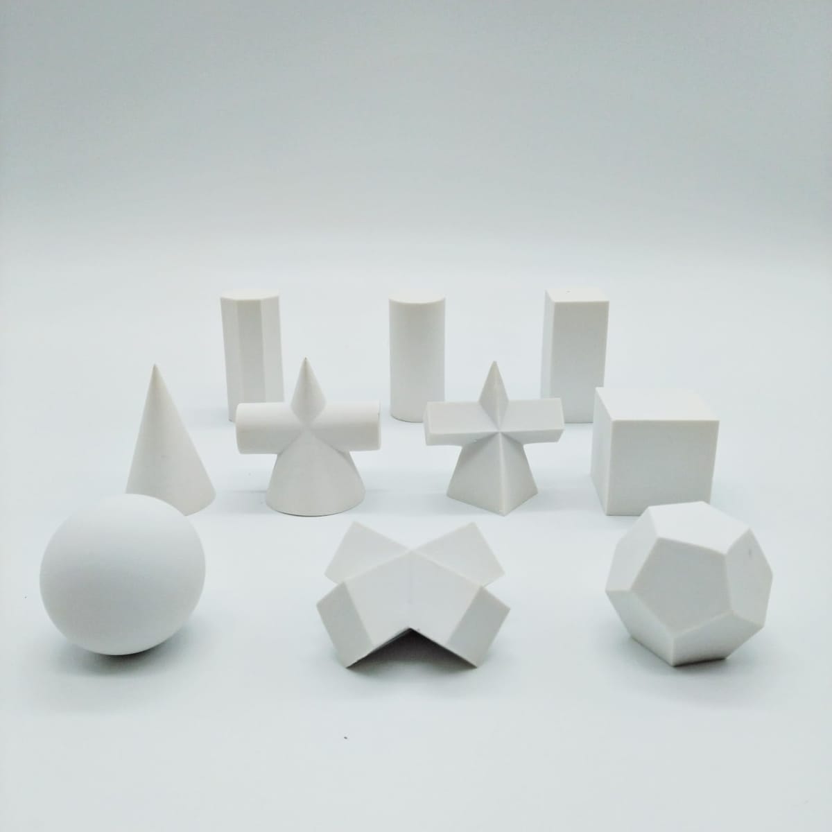 黄色の梨型置物 幾何学デザイン 黄色の梨型置物 幾何学デザイン