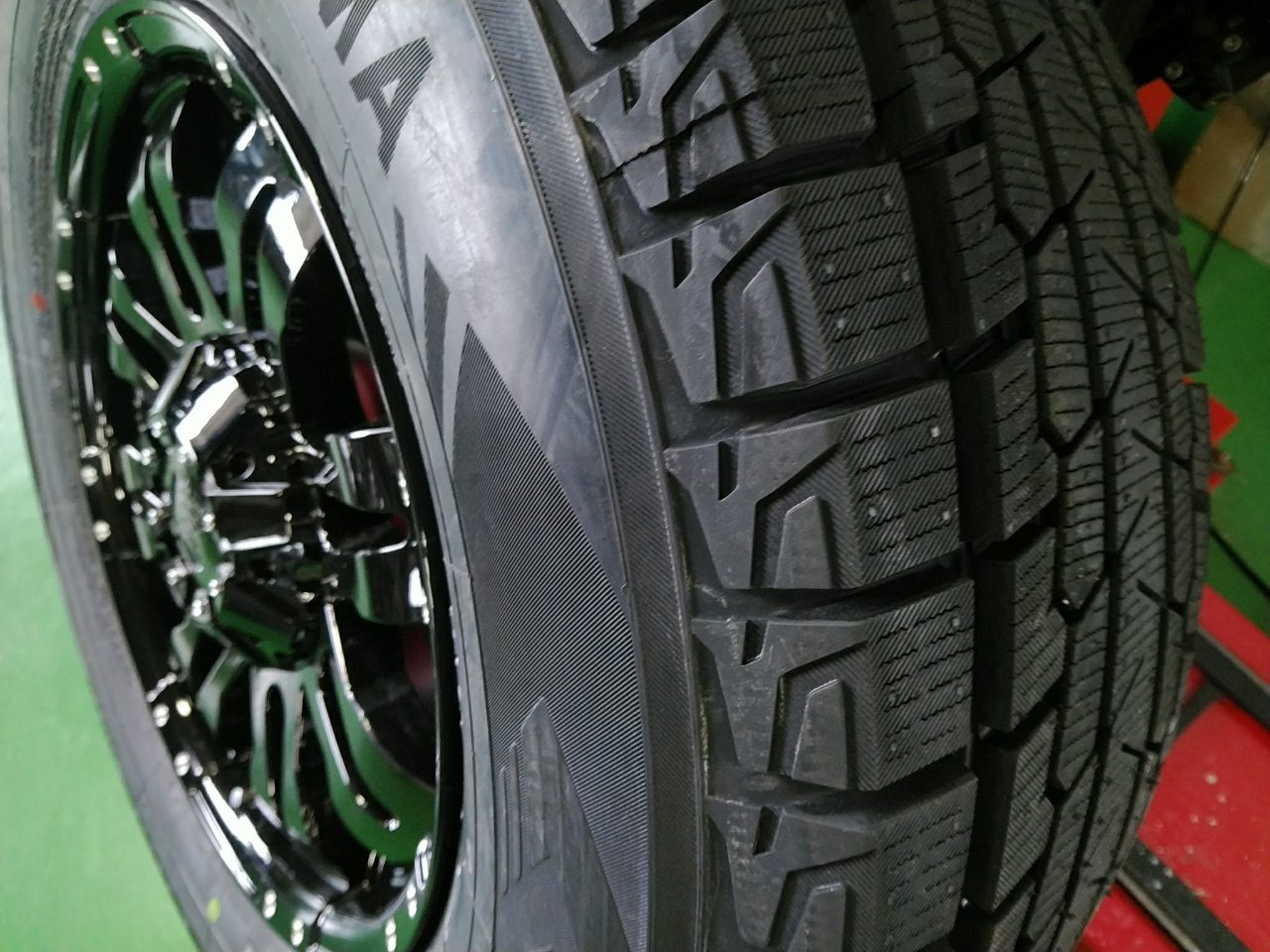 【新品4本セット】 150プラド FJクルーザー 国産 スタッドレス ヨコハマタイヤ アイスガード SUV G075 265/70R17 ホイールセット 17インチ LEXXEL Balano