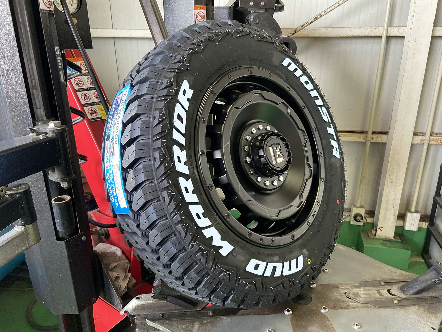 オフロード仕様お勧め♪ ジムニー シエラ JB74W タイヤホイールセット 16インチ LEXXEL SwaGGer MONSTA MUDWARRIOR モンスタ マッドウォーリア 215/70R16 or 235/70R16 ホワイトレター