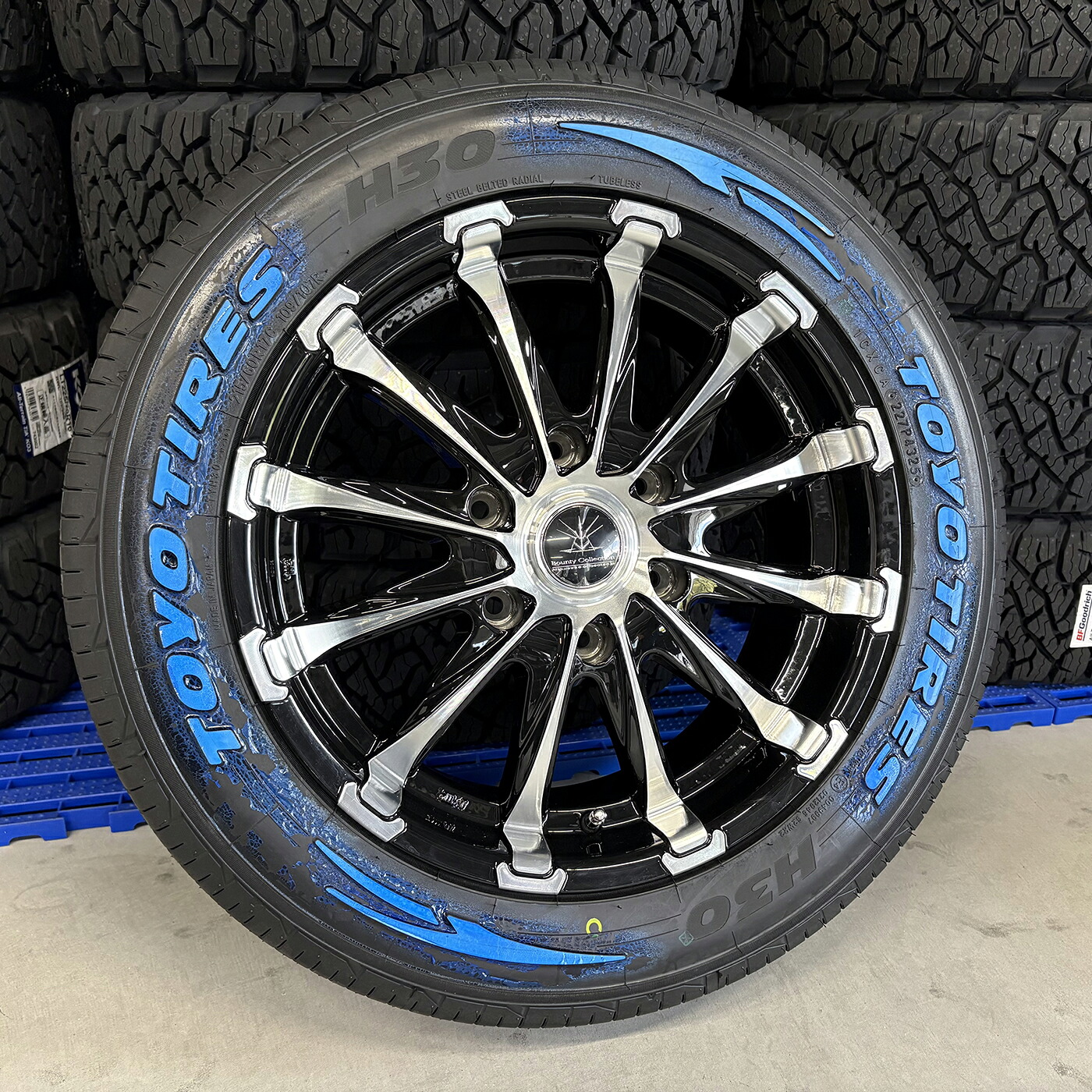 17インチ 車検対応 タイヤホイールセット 4本セット 1台分 ハイエース レジアスエース Bounty Collection BD12 & TOYO H30 215/60R17