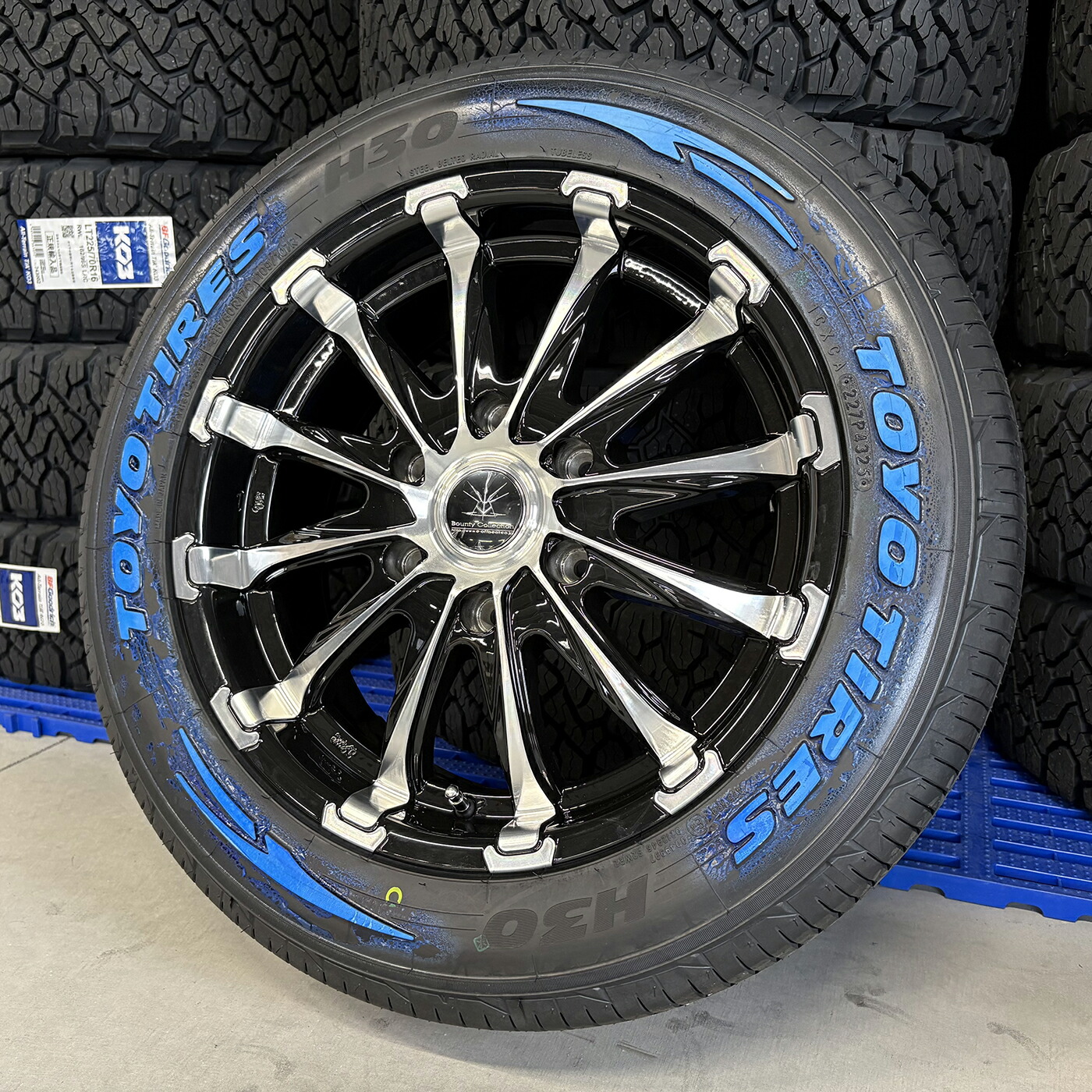 車検対応 200系ハイエース レジアスエース タイヤホイールセット 17インチ バウンティコレクション BD12 トーヨー H30 215/60R17 ホワイトレター