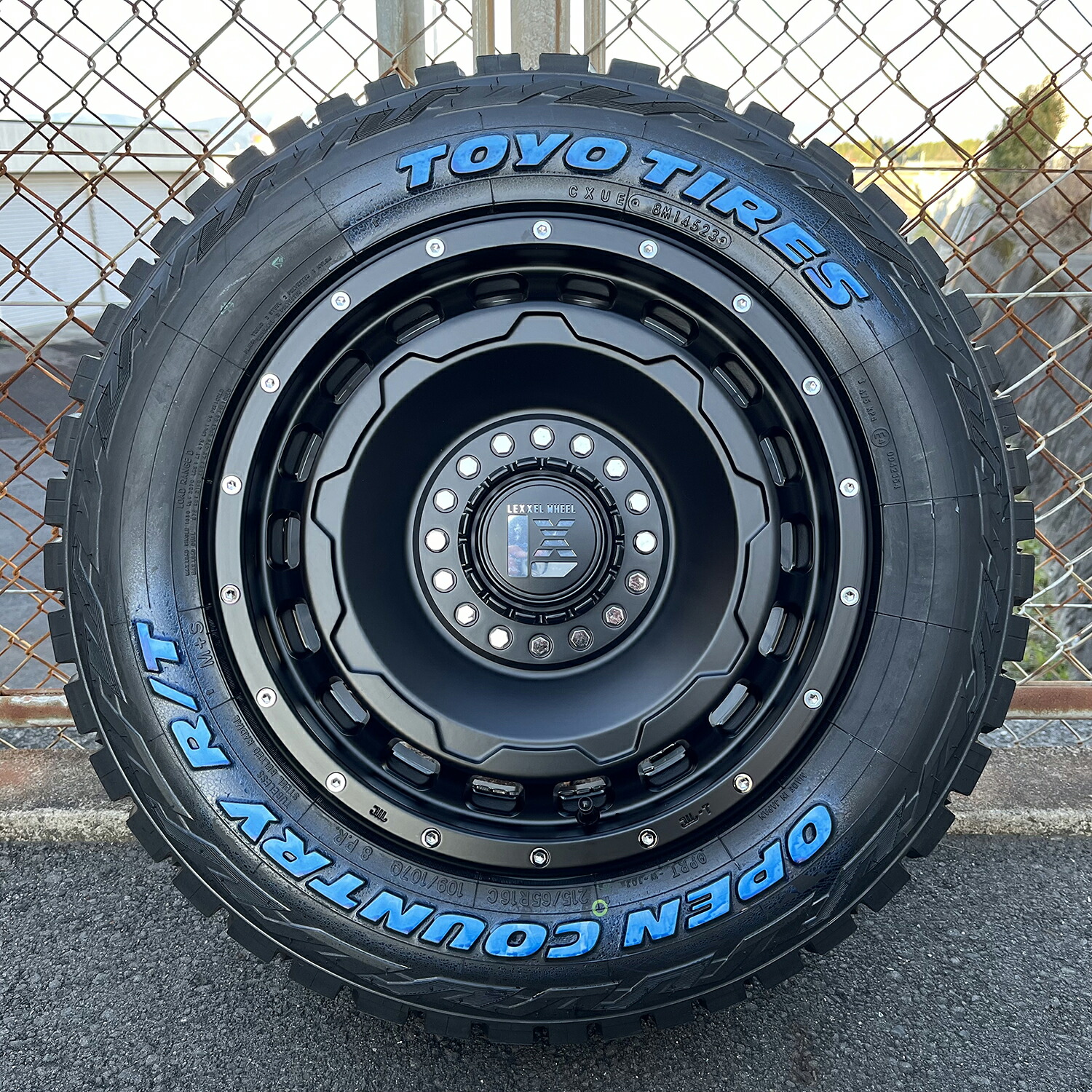 限定カラー！ 200系ハイエース 車検対応 新品4本セット 16インチ タイヤホイールセット TOYO トーヨー オープンカントリー RT 215/65R16 107/109 LT ホワイトレター LEXXEL SwaGGer スワッガー｜Auto Craft WAT