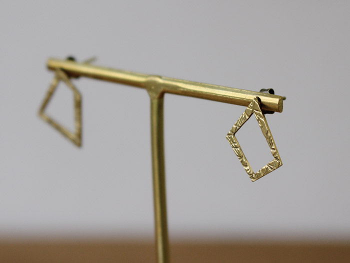 ピア ゴールド 作家 シンプル スクエアピアス こだわり 華奢 Kuni ブラス 手作り レディースジュエリー アクセサリー ピアス 真鍮 繊細 日常使い Ro Ji 京都 Ro Ji Kuni ピアス スクエアポスト Bp408 L 真鍮の繊細なゆらぎを楽しむシンプルなピアス A Depeche ピア ゴールド 作家 シンプル スクエアピアス こだわり 華奢 Kuni ブラス 手作り レディースジュエリー アクセサリー ピアス 真鍮 繊細 日常使い Ro Ji 京都 Ro Ji Kuni ピアス スクエアポスト Bp408 L 真鍮の繊細なゆらぎを楽しむシンプルなピアス A Depeche