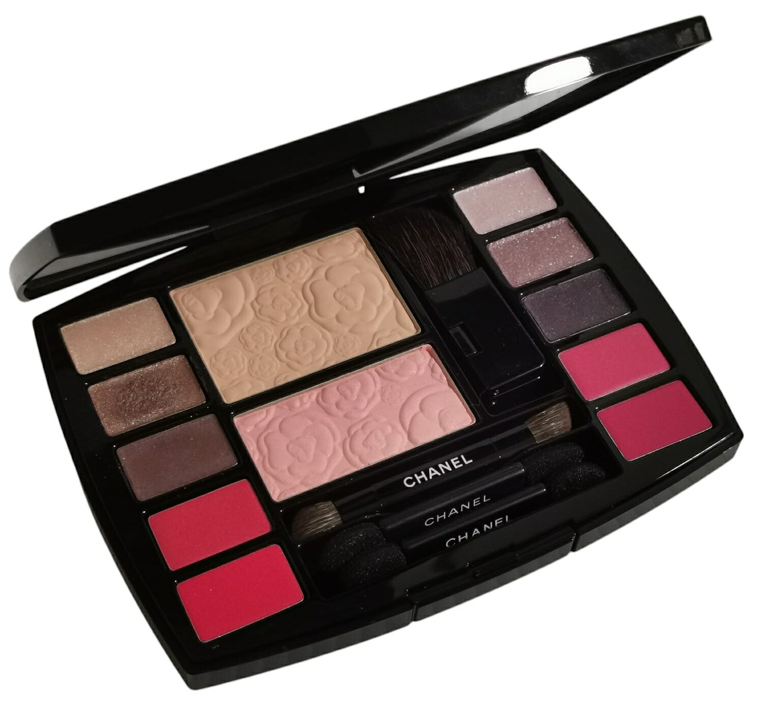 楽天市場】CHANEL TRAVEL MAKEUP PALETTE“HARMONIE DE CAMELIAS”シャネル トラベル メイクアップ  パレットハーモニー ドゥ カメリアミラー付パレット・専用ベロア調ケースシャネル ショップバッグ+サンプルアソート5点付 : ブランドショップ  ア・ドマーニ