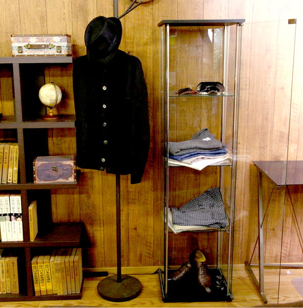 木製ガラスショーケース　ディスプレイケース　4段　後ろ鏡　補強金具付き 木製ガラスショーケース ディスプレイケース 4段 後ろ鏡 補強