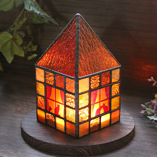ネコがいるカラフルなお家 ダークイエロー ステンドグラス ランプ Ledライト付 オリジナル デザイン プレゼント Xmas クリスマス 純喫茶 ギフト ハンドメイド ライト付で すぐに飾って楽しめます 当店アトリエキースのオリジナル デザインです ギフト もリスクを想定して