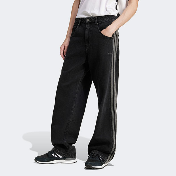 adidas　originals　アディダス　ミッドウエストデニムパンツ adidas（アディダス）の「ミッドウエスト デニムパンツ