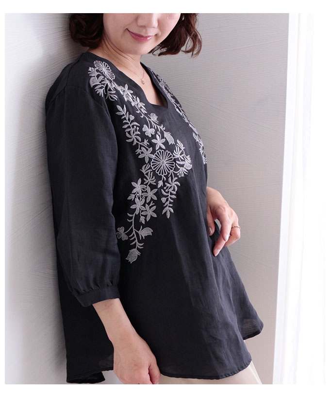 エレガントな花刺繍のリネンプルオーバーシャツ レディース ファッション トップス シャツ ブラック プルオーバー 春 夏 秋 刺繍 花 Vネック 7分袖 大人 30代 40代 50代 60代 サワアラモード Sawaalamode Otona 大人 Kawaii 可愛い 洋服 かわいい服 大人可愛い