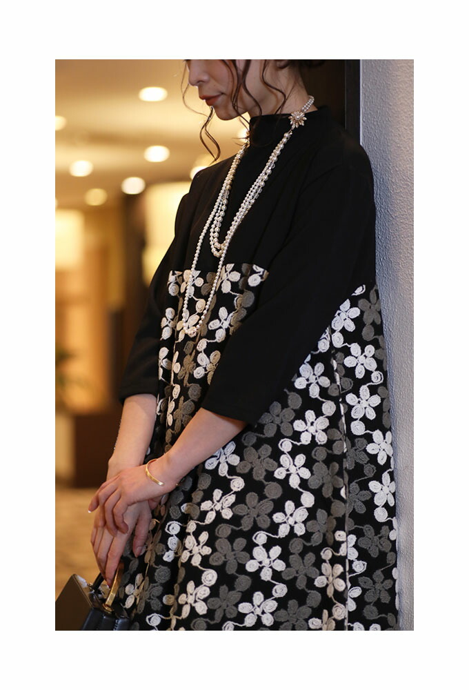レトロな花刺繍が愛らしいハイネックワンピース レディース ファッション ワンピース ミモレ丈 黒 ブラック 7分袖 秋 大人可愛い 40代 レディースファッション 50代女性 ファッション 60代 ミセスファッション サワアラモード Sawa A La Mode Otona 10月11日時販売新作