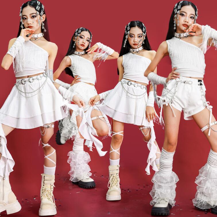 女の子 ダンス衣装 ジャズ ヒップホップ チアダンス 演出服 子供 個性 演出服 フリンジ付きベスト 半ズボン プリーツスカート レースレッグウォーマー ベルト jazz hiphop 演出服 子供 発表会 演出服 ホワイト