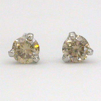PT900 天然ライトブラウンダイヤ 0.1ctx2 三本爪ピアス(シリコンキャッチ付)|アーアゼロワン JEWELRY