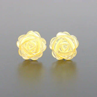 プラチナ 黄蝶貝6mm フラワーデザインピアス (太さ0.9mmx長さ10mm芯・シリコンキャッチ付) 送料無料 即納品(4日前後発送可能)
