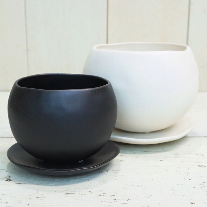 楽天市場 植木鉢 おしゃれ 陶器鉢 マリナs B W 8 5cm 3号 底穴あり 受け皿付 ツヤなし 白 黒 ホワイト ブラック ベージュ 浅鉢 丸 丸い プランター 小さい 鉢 ガーデニング 室内 植え替え 鉢植え 園芸 観葉植物 多肉植物 塊根植物 サボテン 人工観葉植物 花