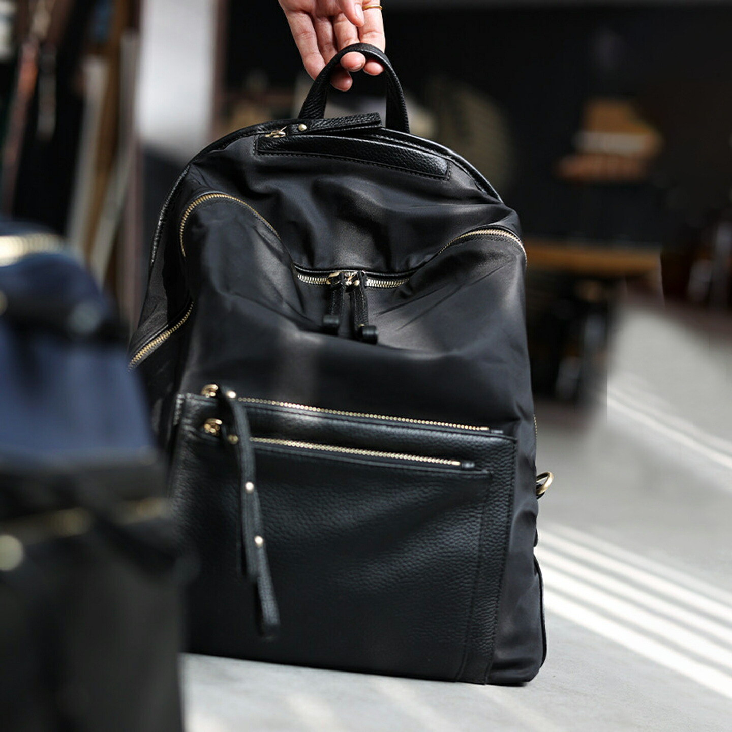 【a bag a life】本革 リュック レディース バックパック レザーバッグ 大容量 A4収納 PC収納 13.3インチ対応 通勤 通学 軽量 撥水 ナイロン 牛革 多収納 多ポケット ファスナー付き 背面ポケット 防犯 旅行 ビジネス シンプル おしゃれ 大人 きれいめ 黒 送料無料