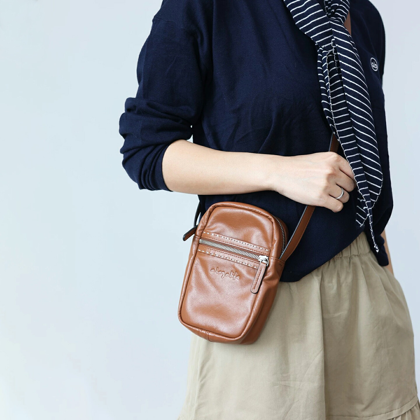 \最大3,000円OFFクーポン配布中/【a bag a life】本革 スマホショルダー レディース お財布ショルダー スマホポーチ 縦型 ミニショルダーバッグ サコッシュ 牛革 軽量 斜めがけ スマホ収納 カード収納 大型スマホ対応 送料無料|a bag a life 店
