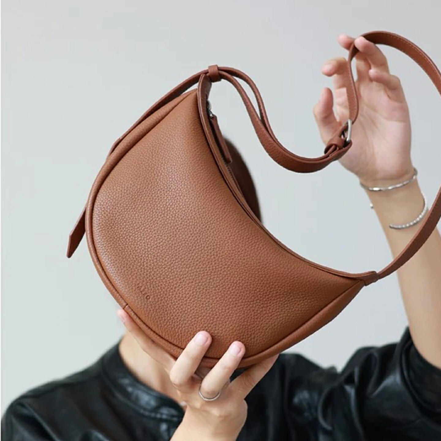 ＼3,000円OFFクーポン券別れ別れ中／本革 ハーフムーンバッグ レディース ショルダーバッグ 一肩先 三日月御徒面子 牛皮 軽さ 小さめ ミニ御徒面子 ジッパー付き添い人 なめし革御徒面子 好いたらしいめ 通い 貨物輸送無料