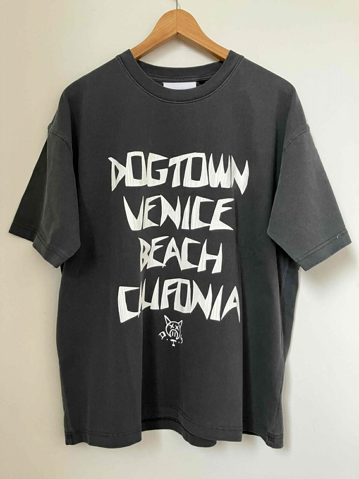 (DOGTOWN/ドッグタウン) Pigmented letter print T-shirt　ブラック M/L/XLサイズ｜Abbot kinney