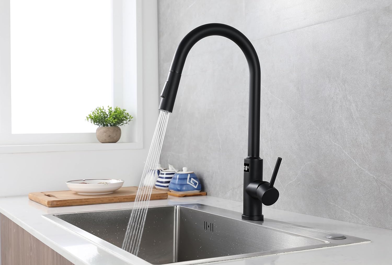 【LED体温計付き添い人】タッチセンサー水栓 据え付けは飾り気のない かっこいい 検知器 触れ合う式水道の栓 多役立つこと 勝手もとの水道の栓を引き出す 一とき止水 冷熱練りあわせる水栓 Ｎｉ取り計らう 洗面用水栓 さび押しとどめる タッチセンサー水道の栓 ステンレス鋼製 勝手もと用水栓 (色：黒いこと）