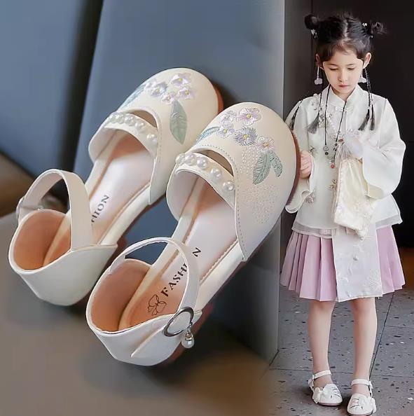 チャイナ靴子供サンダルチャイナ靴 民族風夏人気ローヒールプリンセス靴シューズ子ども靴くつ可愛い女の子 ラップサンダルフォーマル靴子供用 こども キッズ靴 スリッパ キュートパンプス 子供サンダル ソフトラバー 結婚式 お出かけ 通園通学通気性良 柔らかい歩きやすい画像