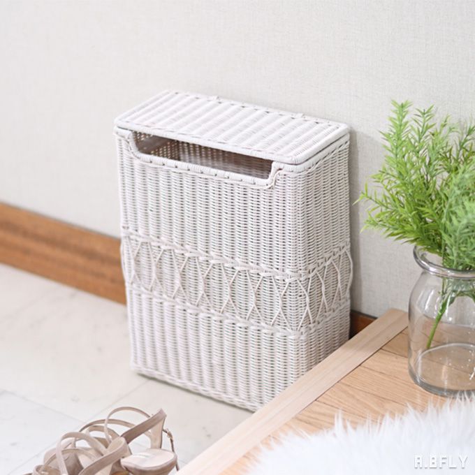 【最大限度6,000円クーポン券別れ別れ中】籐調度品 雑貨 紙くずかご 紙くずかご 砂ぼこりボックス席 フタ付き添い人 籐 ラタン ガーリー 姫系 フレンチカントリー ロイヤル 愛くるしい 好いたらしい 自然的 生やさしい 手作り 御手々御手伝いさん 絵図面 一人暮らし 白いこと 白 パウダーコンパクト 蓋つき 郵便うけ式 インテリア・寝具・収納-ゴミ箱