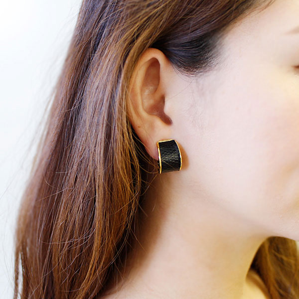 楽天市場 ポイント10倍キャンペーン中 送料無料 Abiste アビステ 型押しレザーイヤリング ブラック g レディース 女性 人気 上品 大人 おしゃれ キラキラ アクセサリー ブランド ギフト プレゼント 30代 40代 50代 Abiste 楽天市場店