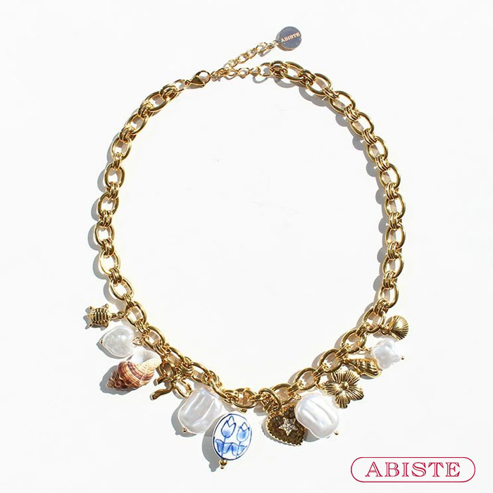 【マラソン期間中クーポン利用で最大2,000円OFF】ABISTE チャーム付きショートネックレス/1250120 ブランド アビステ リゾート 会食 女子会 お出掛け 旅行 貝殻 ビーチ 女子旅 ゴールド ご褒美