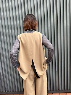 【TRANOI.】バックスリットキーネックジレ 214R228