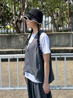 【TRANOI.】ヴィンテージサテンバックスリットキーネックジレ 242R236