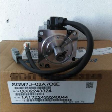 【新品★貨物輸送無料】安川電機 サーボ原動機 SGM7J-02A7C6E【６ヶ月引き受ける】