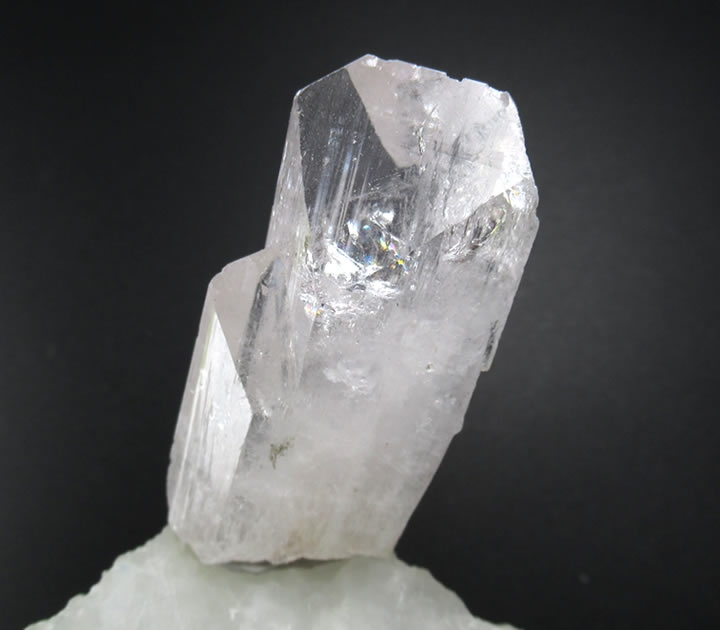ピンクダンビュライト結晶 高品質 透明 原石 虹あり danbu203