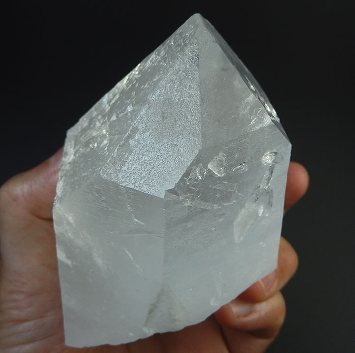 トライゴーニッククォーツ水晶558g虹あり セルフヒールド 美しい透明感と多数のトライゴーニック 神秘の蝕像 多種のシャーマニックワークに理想的 絶対的信頼感の石 Tri061 Gulbaan Com