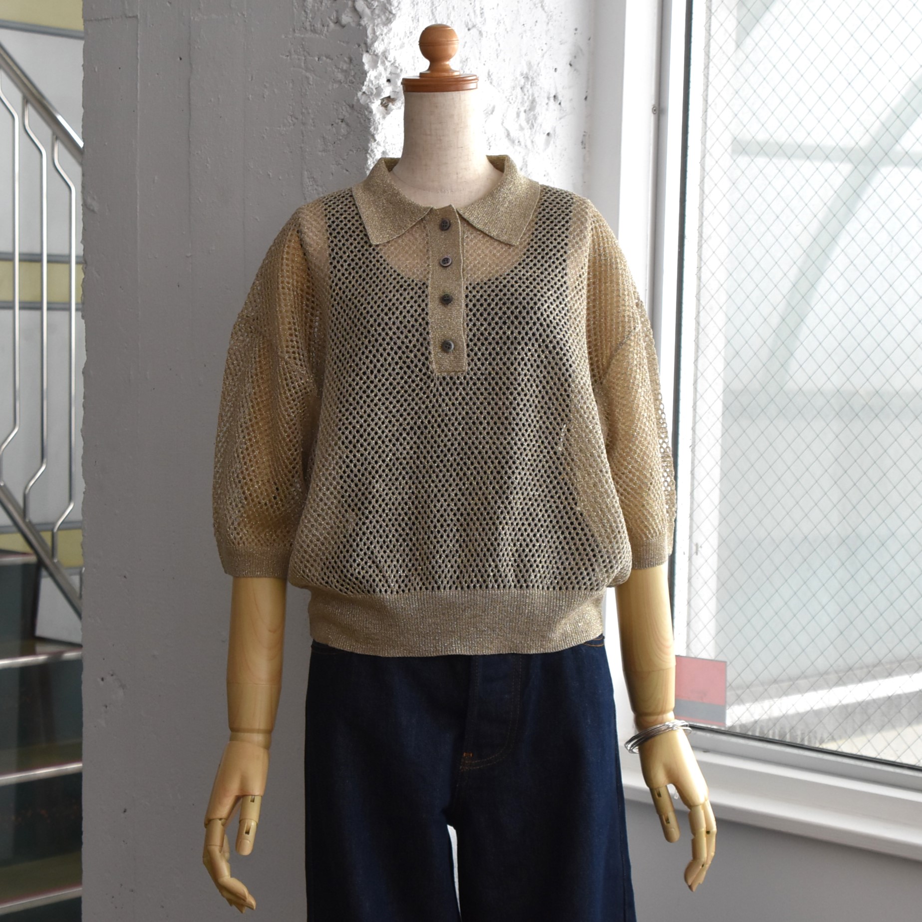 SACRA (桜) / GLOSSY LINEN OPENWORK POLO TOP【2色取りひろげる】