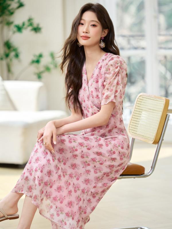 シフォン スコート好いたらしいめ 吊りひもの しわを 引いて 腰のの シフォンの 花の 衣装の 成人女性を 収めます。