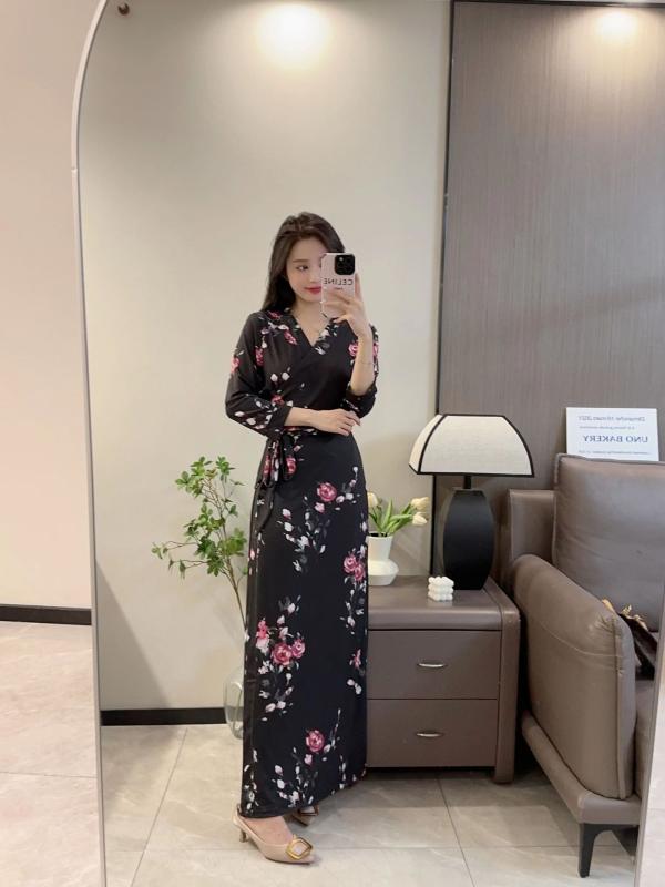 ワンピース レディース ロング丈 長袖 膝丈 マキシ丈 ブラック ローズ柄 花柄 バラ模様 巻きワンピース カシュクール Aライン フレアシルエット 大きいサイズ 体型カバー 着痩せ ゆったり 二の腕カバー お腹周りカバー エレガント きれいめ フェミニ｜アクセルジャパン