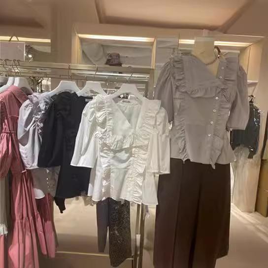 ブラウス レディース Vネック トップス シャツ 半袖 無地 ゆったり 体型カバー 着痩せ 細見え 二の腕カバー 折り返し 袖 ギャザー 切り替え シンプル きれいめ 大人 かわいい カジュアル フェミニン 通勤 オフィス 普段使い デイリー お出かけ |アクセルジャパン