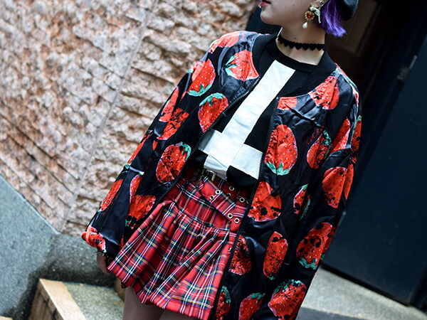 楽天市場 イチゴ Ma 1 ブルゾン アウター ジャケット 苺 原宿 原宿系 ファッション 派手 かわいい 病み 服 病みかわいい メンズ レディース パンク ロック サブカル 大きいサイズ 個性的 黒 赤 ダーク Acdc Rag Acdc Rag 原宿竹下通り店