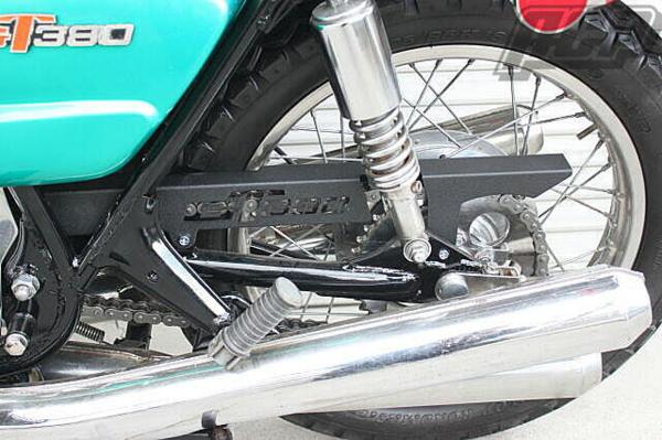 SUZUKI GT380 ロゴ入り チヂミ塗装 チェーンケース 黒 [GT380] ACP スズキ